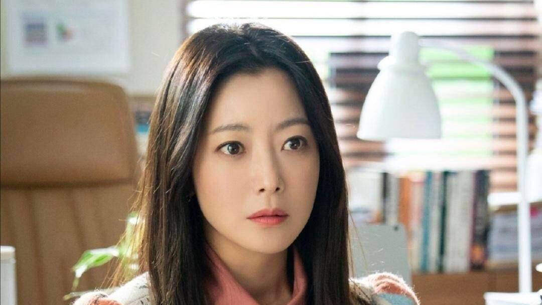 金喜善|金喜善近照曝光，冻龄美貌引发网友热议：不愧是韩国初代女神！