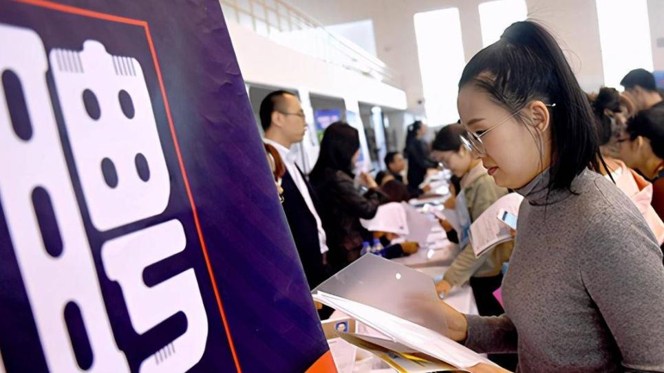 求职|985，211校招人山人海，计算机高材生月薪只有两千，竟还有九项要求