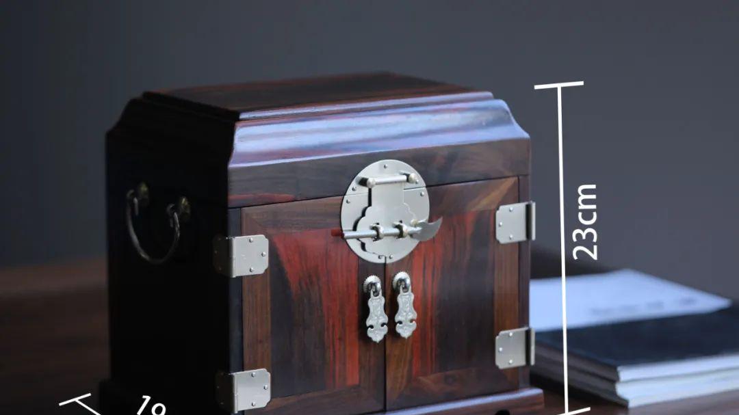 这种披着“官皮”的红木箱家具为什么说它值得收藏？