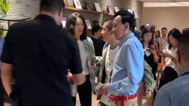 陈冠希夫妻出席活动，和美女亲密搂抱合影，71岁陈父比儿子显年轻