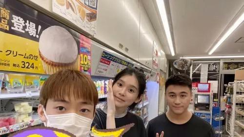 何猷君小两口东京被偶遇，奚梦瑶素颜超抗打，嘴唇状态惹人担忧