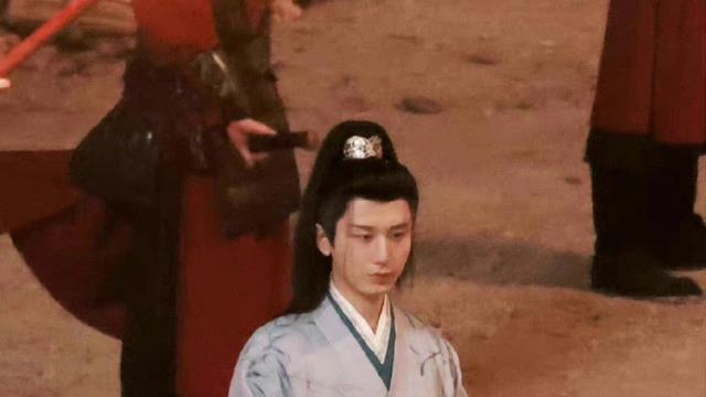 肠胃 成毅《英雄志》新妆造曝光高马尾抢眼，单手挑担姿势引热议