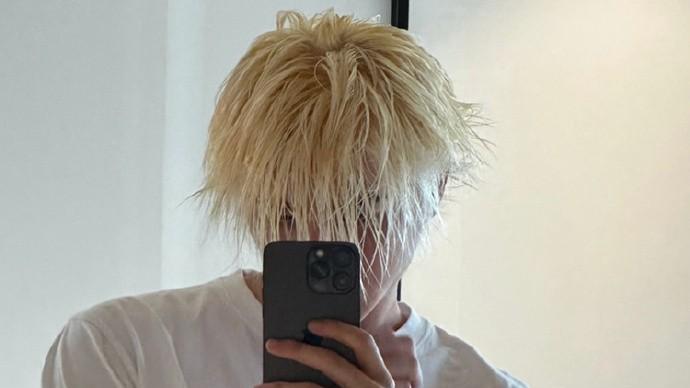 蔡徐坤|蔡徐坤手机到期了？白T金发自拍尽显凌乱美，评论区纷纷感谢vivo