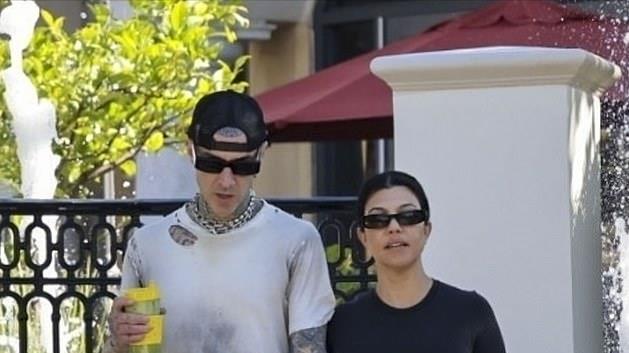 44岁金大姐挺四胎孕肚出街！裤子拉链都拉不上，被纹身男老公牵着