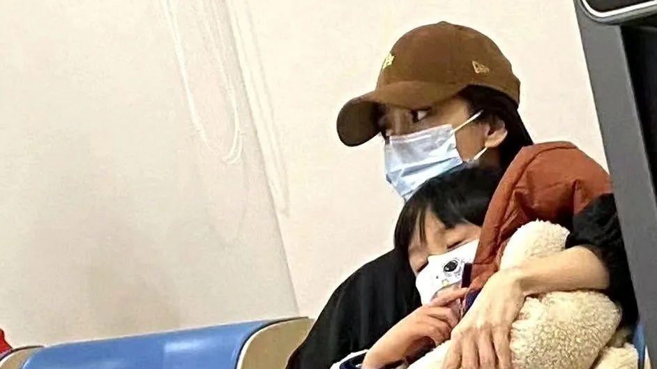 杨颖近况曝光：面容憔悴星光黯淡，是自食恶果还是隐藏隐情？