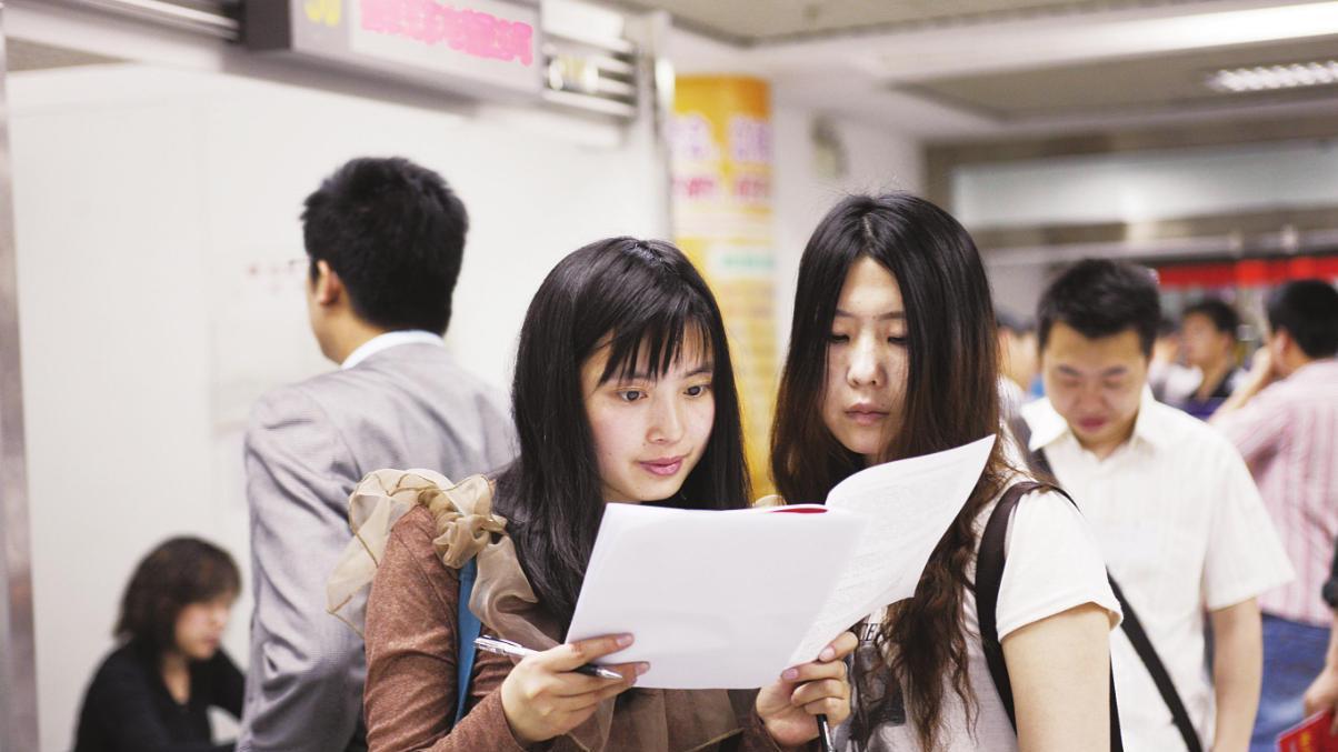 活在当下|年轻人想一出是一出？社保退保现象增加，不能躺平那就活在当下