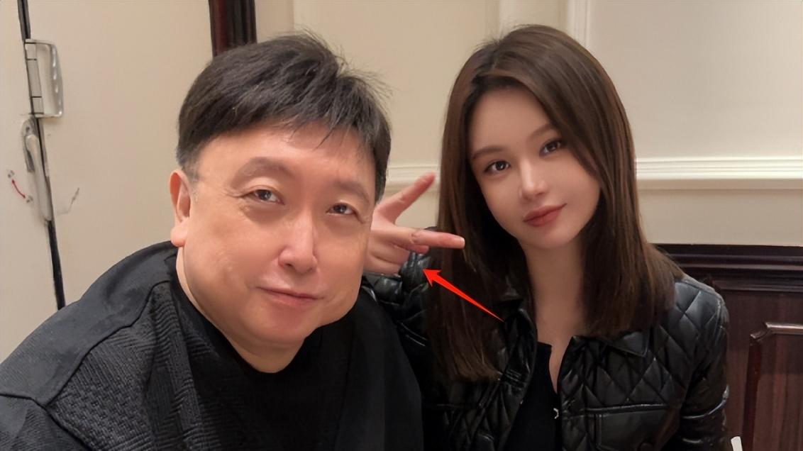 女星邱意浓和王晶再同框，搭肩膀比耶不避嫌，已拿男方9部资源