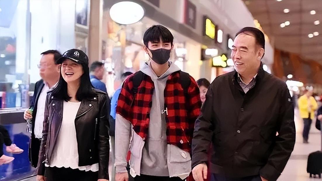 陈飞宇|陈飞宇床照风波后首露面！豪车相送6位助理伺候，后台可真硬