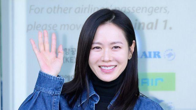 孙艺珍机场路透生图曝真容！脸浮肿发腮，产后发福身材臃肿引争议