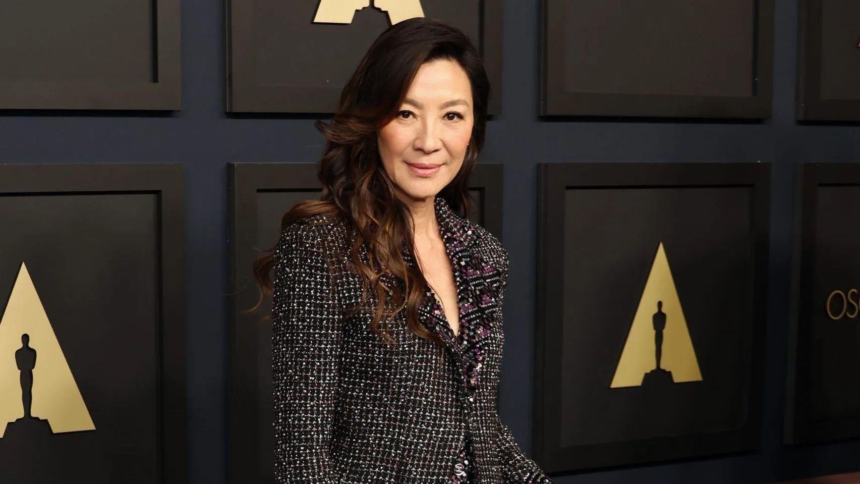 61岁杨紫琼办婚礼，妈妈紧握77岁女婿手，对方深情凝视岳母引争议