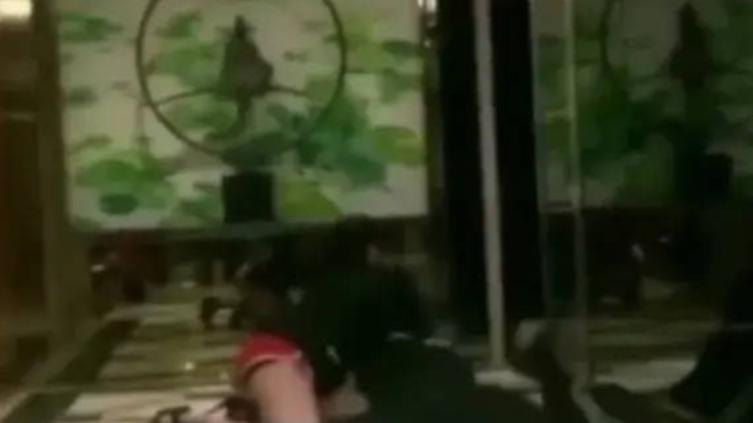 小S给黄老师强喂不明液体画面曝光，男方浑身无力抽搐，大喊救命