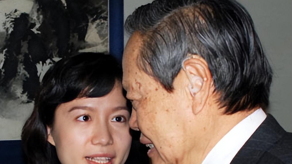 杨振宁|杨振宁与翁帆聚餐照曝光：老年斑增多拐杖不离身，去世素材已备好