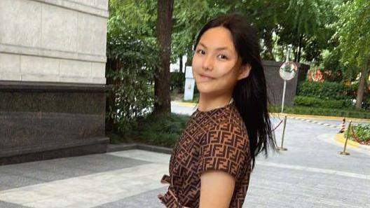 王岳伦一家亮相香港宴会，李湘身材大变样，王诗龄壮实如小男生