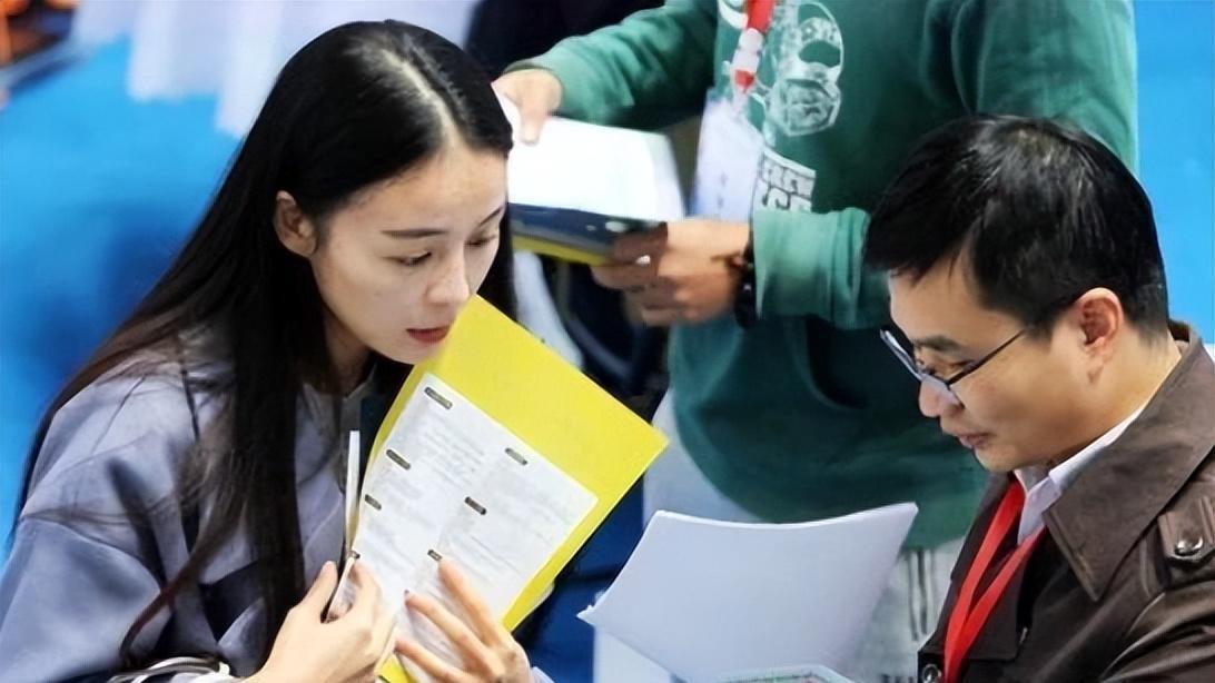 大学生|大学生成为廉价劳动力，为何大学生会沦落至此？老板揭开现实真相