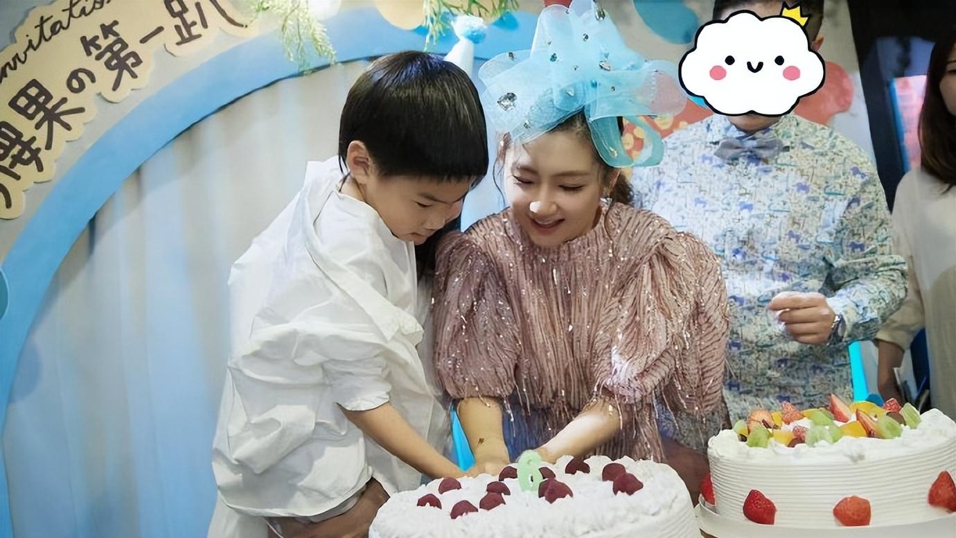 ella|Ella晒全家福庆祝儿子满6岁，劲宝和爸爸长超像，一家三口好幸福