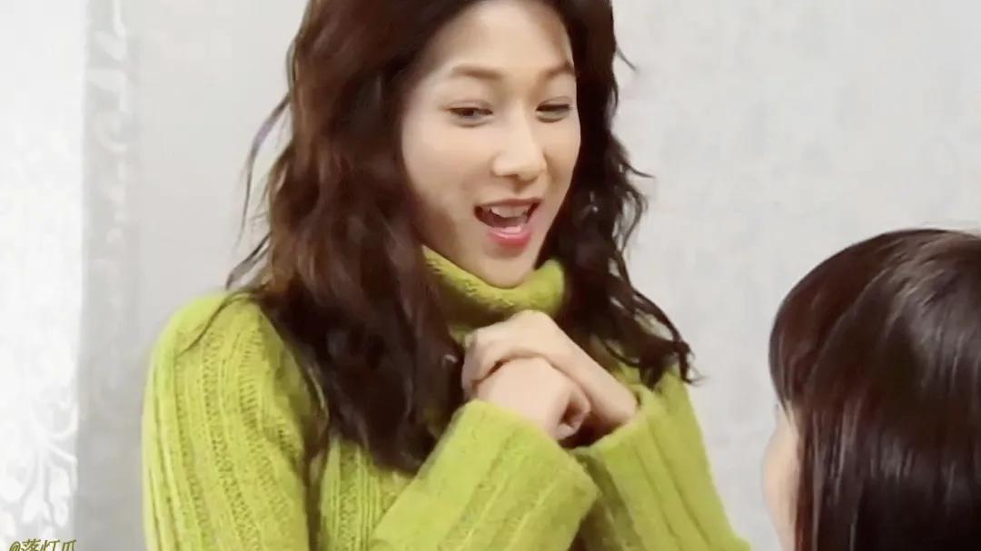 钟嘉欣|钟嘉欣三胎后现身！细腰大长腿，透露惊喜消息