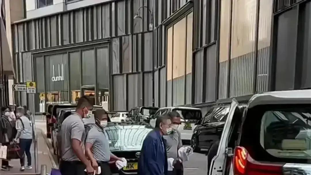 刘銮雄|刘銮雄估计也快了！穿30w一条的西裤，已经瘦到撑不起来！