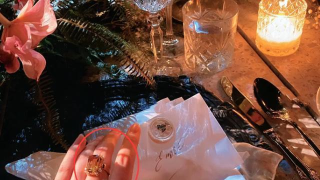 何超莲|何超莲婚礼晚宴上换鞋，拎着高跟鞋跟友人合影，窦骁不让随礼金