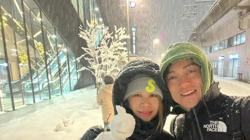 黄浩然一家四口出国游玩 一家人在街边玩雪拍开心全家福