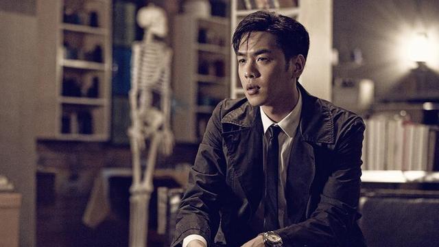 李现|法医秦明拍得有多成功？李现张若昀焦俊艳三人组CP，到底磕到谁？