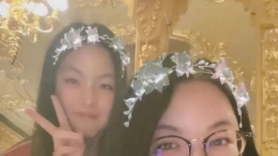 李湘|47岁李湘携女儿在奢华餐厅庆生，王岳伦连发3朵玫瑰，复婚有望？