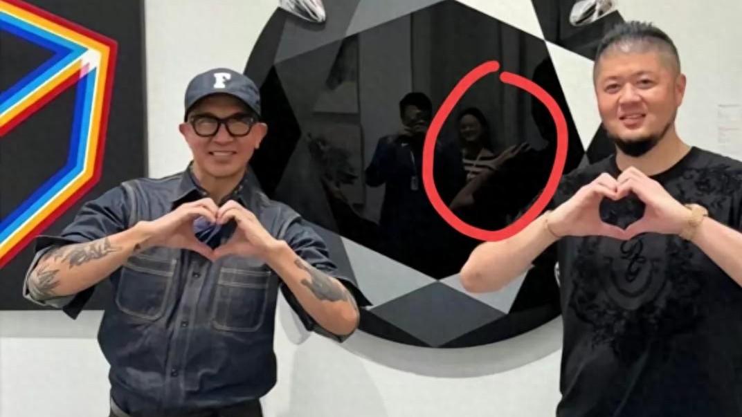 具俊晔画展3瓜！和S妈亲密合照，大S低调露面，一幅钻石画惹争议