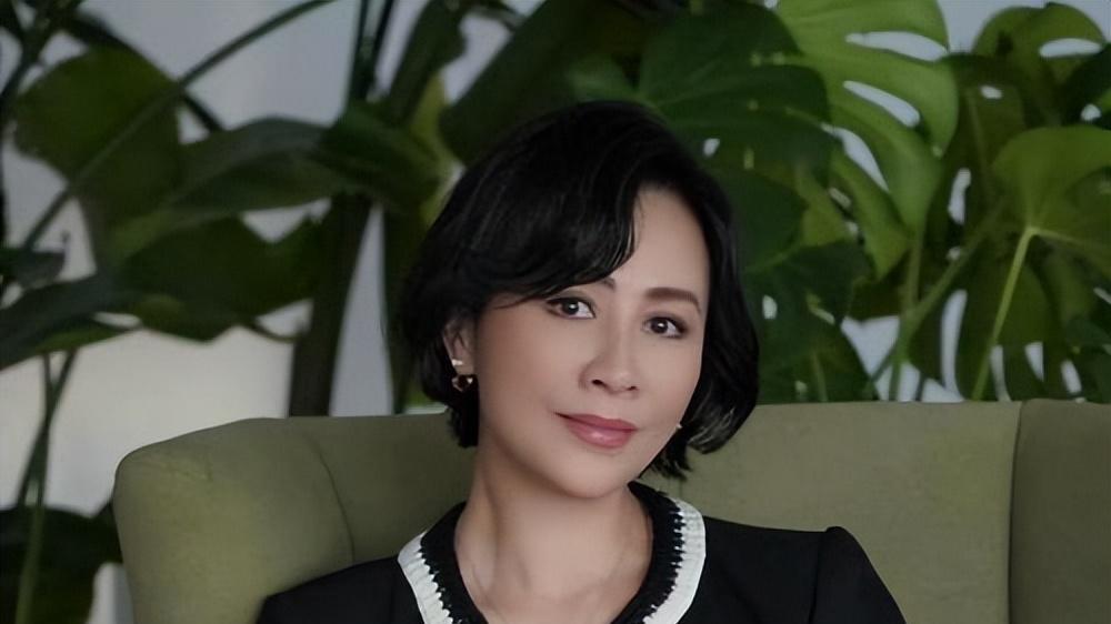 刘嘉玲瞒不住了！难怪33年不和梁朝伟生孩子