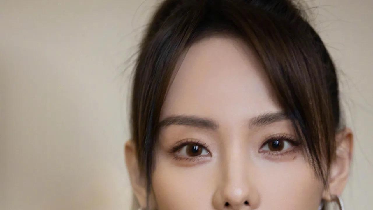 赵露思 张嘉倪霸气回归，穿“二截裙”涂暗黑系红唇，还是那个“腹黑女”