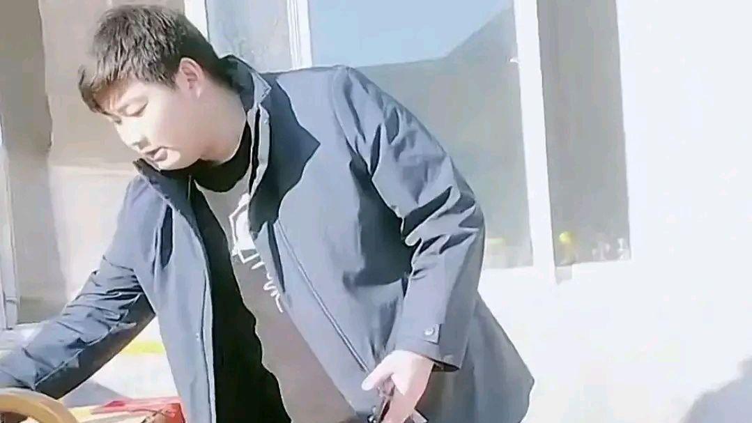 小伟婚后首次看望丈母娘，大衣哥准备了一大三轮车礼品，太豪横了