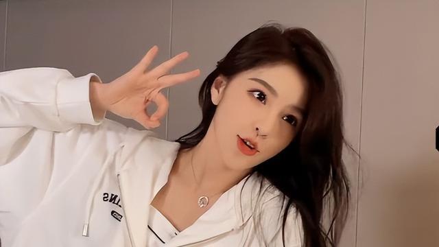 刘思瑶|刘思瑶素颜做客毛毛姐直播间！小眼睛四方脸，与视频里判若两人