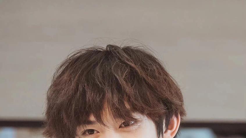 易烊千玺|22岁易烊千玺现状：被狗仔质疑高速玩手机，主演《满江红》定档