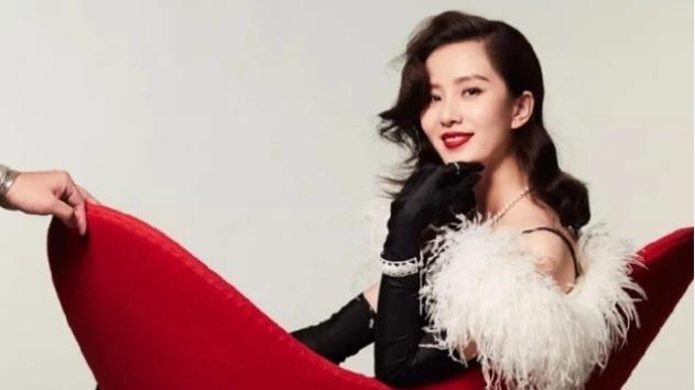 刘诗诗狂野起来的确无人能及，黑色丝袜搭配天鹅舞裙风光无限！