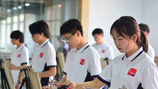 高校|进厂打螺丝9块钱一小时，中专生实习叫人心酸：宛如菜市场挑白菜