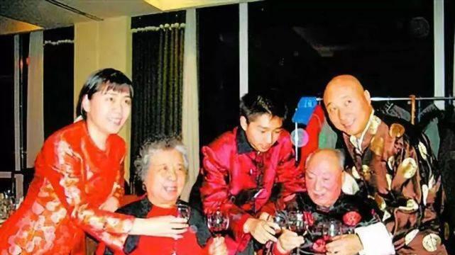 陈佩斯|陈佩斯母亲与世长辞，全家悲痛悼念，作为儿子的陈佩斯满脸憔悴