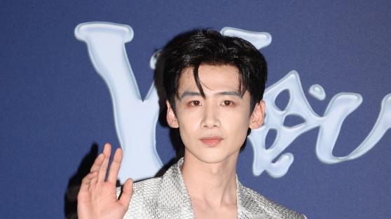 LV秀直击：宋仲基朱一龙穿裙，发嫂一脖子珠宝，香港顶流睡衣上阵