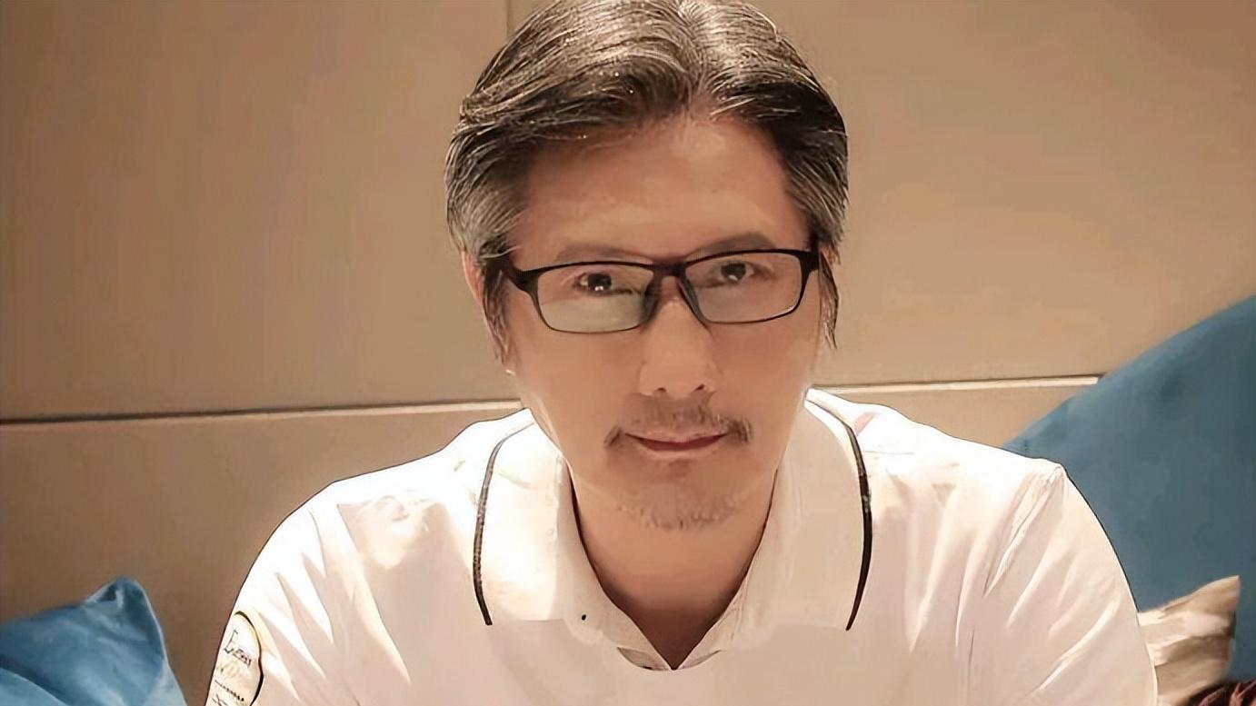 56岁包小柏中年丧女，骨灰制成项链贴身佩戴，留白发至今无法释怀