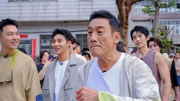 梁家辉|梁家辉参加综艺，被网友拍视频，划龙舟时显得人很疲惫