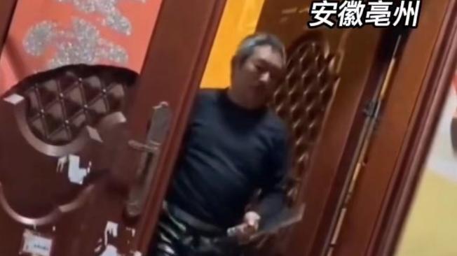 爷爷给学生递菜刀怂恿“砍妈”后续，家长的回应太懦弱，可怜可气