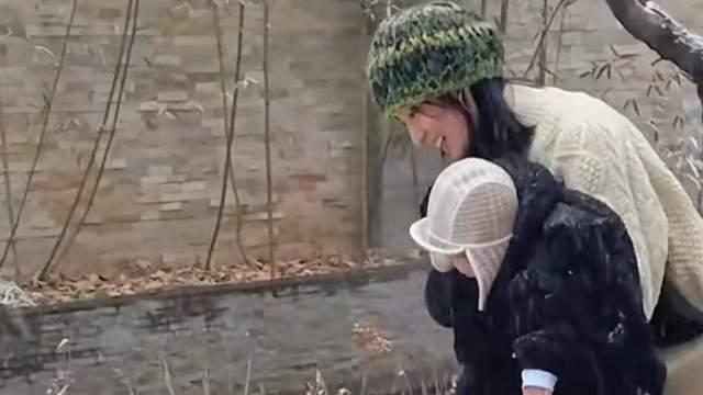海哈金喜|海哈金喜带女儿赏雪，奶奶和孙女互动有爱，太温暖！