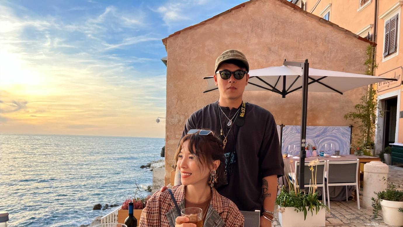 黄雅莉与王源久违小聚，孕妈肚大如箩状态好，王源升辈分了