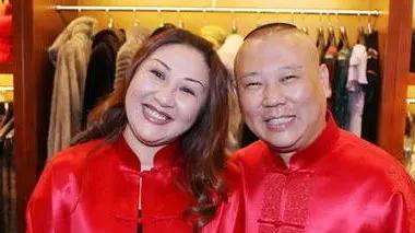 郭德纲老婆暴肥现身引热议，奢侈品穿成地摊货，只带小儿子显偏心