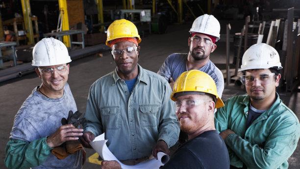 工人|为什么职场上的蓝领工人总是被忽视和歧视？