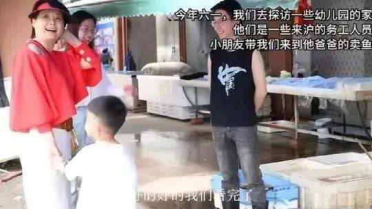 |50岁袁立中年发福好严重！穿蝙蝠衫难掩膀大腰圆，断崖式衰老跟大妈无异