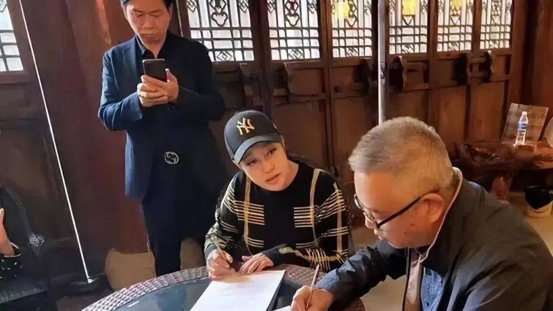 刘晓庆回老家选墓地！终于摘了假发不装嫩，直面衰老真的好美