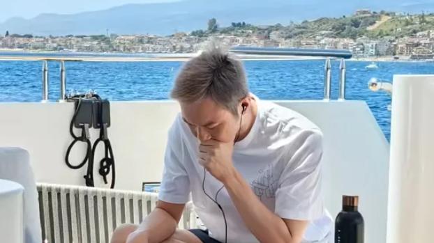 张智霖风波后携袁咏仪赴宴，头发胡子花白，十几个人围坐吃一盆菜