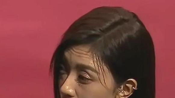 49岁贾静雯“断崖式”衰老，眼角皱纹用厚粉底都挡不住，全靠气质撑起！