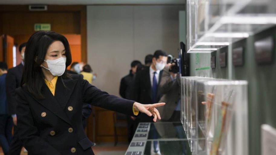 连衣裙 51岁金建希新照！一头黑长直披肩变御姐范儿，摘下口罩后侧颜好嫩