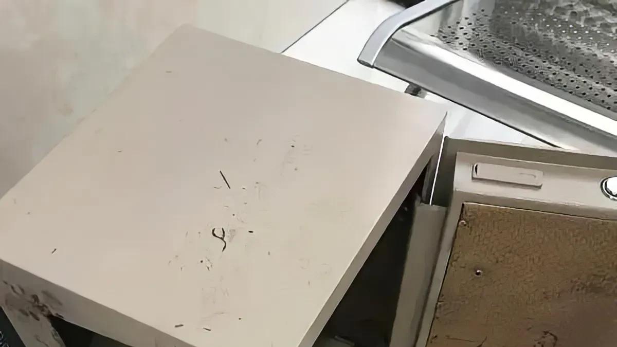 新疆喀什，一男子来到岳母家偷盗保险箱，而后将所得妻子岳母的首饰全部变卖91040元。事后，