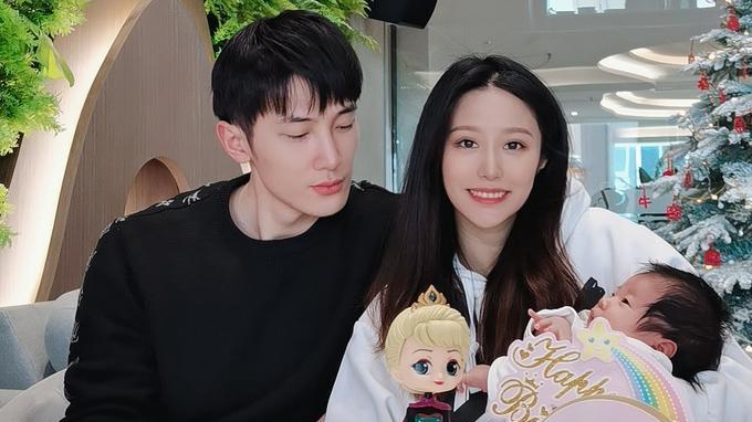 曝90后小生婚内出轨，未官宣离婚公开秀“小三”，还拿女儿做要挟