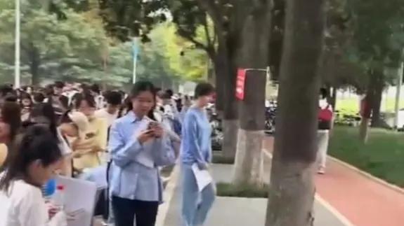 西安硕士博士找工作感叹难：西安大街上掉块砖，能砸到五个硕士